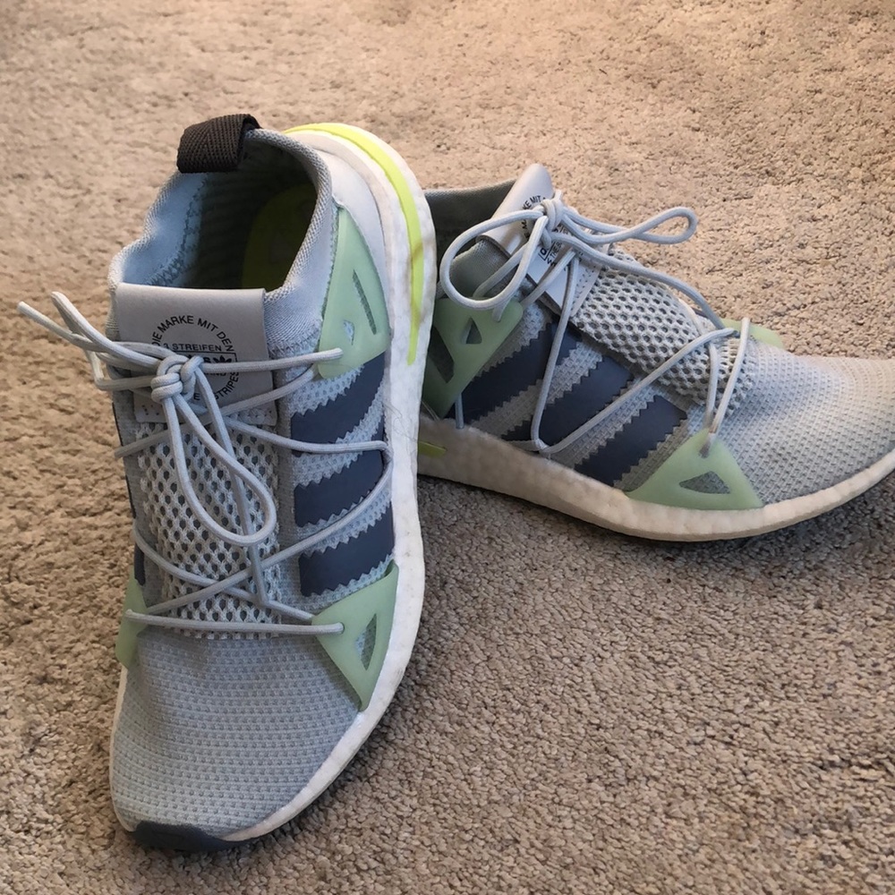 Adidas Womens Ultra Boost Sneaker size 7.